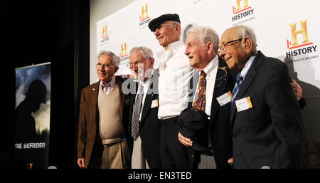 München, Deutschland. 27. April 2015. ehemalige Häftlinge des KZ Dachau Ben weniger (l-R), Ernest Gross und Joshua Kaufman und ehemalige US-Soldaten Donald Greenbaum und Herman Cohn, stehen neben einander während der Vorschau des Dokumentarfilms "Sterben Befreier" (wörtl. die Befreier) in München, Deutschland, 27. April 2015. "Befreier sterben" ist eine Fernseh-Dokumentation, die befasst sich mit der Befreiung des KZ Dachau vor 70 Jahren und wird am 31. Mai 2015 auf deutschen TV-Sender "History" ausgestrahlt. Foto: Tobias Hase/Dpa/Alamy Live News Stockfoto