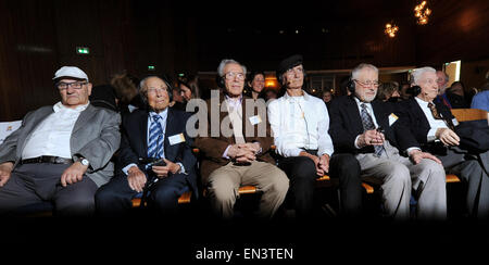 Ehemaliger Häftling des KZ Auschwitz-Birkenau Natan Rossmann (l-R), ehemaliger US-Soldat Herman Cohn, ehemalige Häftlinge des KZ Dachau Ben Lesser, Joshua Kaufman Und Ernest Gross und ehemaliger US-Soldat Donald Greenbaum sitzen neben einander während der Vorschau des Dokumentarfilms "Sterben Befreier" (wörtl. die Befreier) in München, Deutschland, 27. April 2015. "Befreier sterben" ist eine Fernseh-Dokumentation, die befasst sich mit der Befreiung des KZ Dachau vor 70 Jahren und wird am 31. Mai 2015 auf deutschen TV-Sender "History" ausgestrahlt. Foto: Tobias Hase/dpa Stockfoto