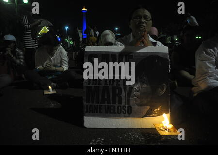 Jakarta, Indonesien. 27. April 2015. Migranten Pflege-Aktivist und Jakarta Prozesskostenhilfe Institut Maßnahmen zur brennen Kerzen und beten gemeinsam für Mary-Jane vor dem Präsidentenpalast der Republik Indonesien, Montag, 27. April 2015. Sie forderte die indonesische Regierung auf die Ausführung der Todeszelle aus den Philippinen, Mary Jane Fiesta Veloso abzubrechen. Bildnachweis: Dani Daniar/Alamy Live-Nachrichten Stockfoto