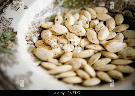 Schüssel mit Kürbiskernen Stockfoto