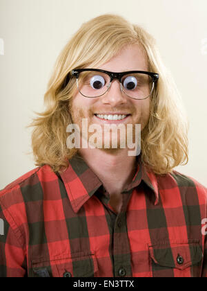 Mann mit Spielzeug Augen über die Augen Stockfoto