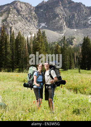 Rucksacktouristen, die durch die Wildnis wandern Stockfoto