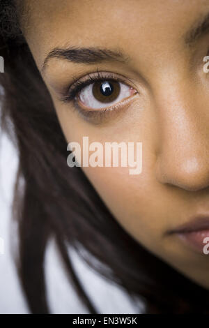 Nahaufnahme von Frau mit braunen Augen Stockfoto