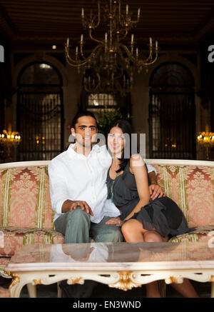 Italien, Venedig, junges Paar posiert in elegantem Interieur Stockfoto