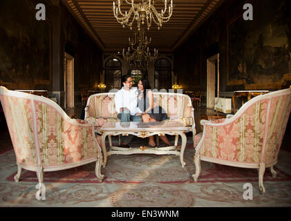 Italien, Venedig, junges Paar sitzt in eleganten lounge Stockfoto