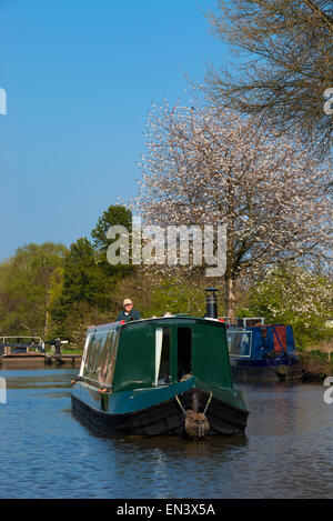 Ein Grachtenboot auf dem Trent und Mersey Kanal an Fradley Verzweigung, Staffordshire, England. Stockfoto