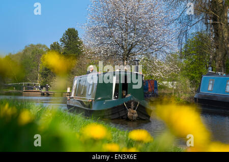 Ein Grachtenboot auf dem Trent und Mersey Kanal an Fradley Verzweigung, Staffordshire, England. Stockfoto