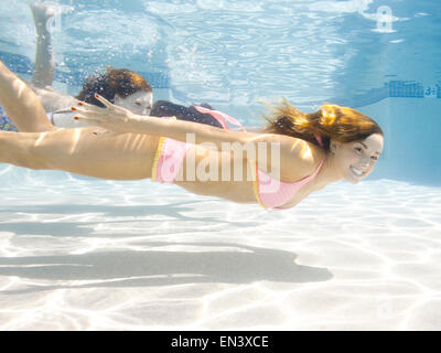 USA, Utah, Orem, Porträt der jungen Frauen unter Wasser Stockfoto