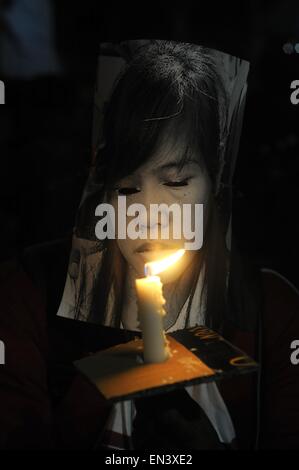 Jakarta, Indonesien. 27. April 2015. JAKARTA, Indonesien - APRIL 27: Migranten Arbeit Aktivisten Kerzen angezündet und brachte Fotos Medikament Fällen zum Tode verurteilt, Mary Jane dabei Maßnahmen, die Ablehnung der Todesstrafe am 27. April 2015 in Jakarta, Indonesien. Indonesien will neun Todeskandidaten in Droge Fällen ausführen. © Sijori Bilder/ZUMA Draht/Alamy Live-Nachrichten Stockfoto