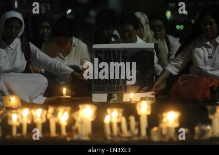 Jakarta, Indonesien. 27. April 2015. JAKARTA, Indonesien - APRIL 27: Migranten Arbeit Aktivisten Kerzen angezündet und brachte Fotos Medikament Fällen zum Tode verurteilt, Mary Jane dabei Maßnahmen, die Ablehnung der Todesstrafe am 27. April 2015 in Jakarta, Indonesien. Indonesien will neun Todeskandidaten in Droge Fällen ausführen. © Sijori Bilder/ZUMA Draht/Alamy Live-Nachrichten Stockfoto