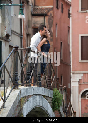 Italien, Venedig, romantisch zu zweit stehen auf Steg Stockfoto