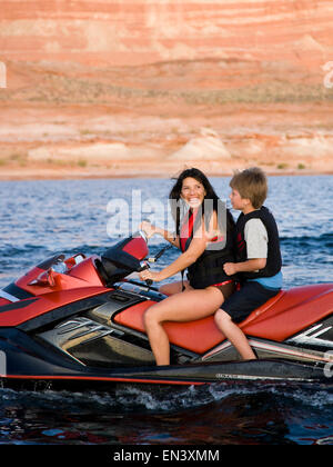 Mutter und Sohn auf einer Welle Läufer Stockfoto