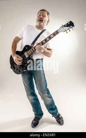 In voller Länge Portrait von Gitarrist Stockfoto