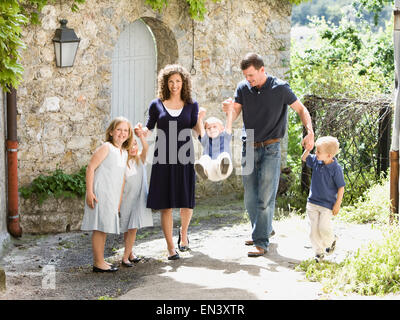 Familie auf einer Straße mit Kopfsteinpflaster Stockfoto