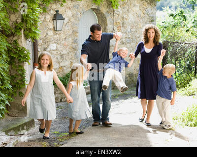 Familie auf einer Straße mit Kopfsteinpflaster Stockfoto