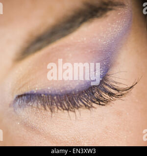 Nahaufnahme von weiblichen Auge mit violetten Lidschatten Stockfoto