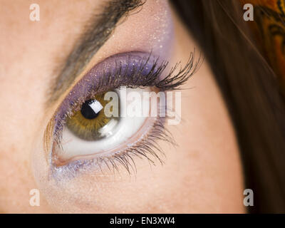 Nahaufnahme von weiblichen Auge mit violetten Lidschatten Stockfoto