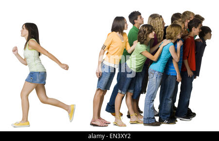 eine junge Frau stand neben einer Gruppe von Teenagern Stockfoto