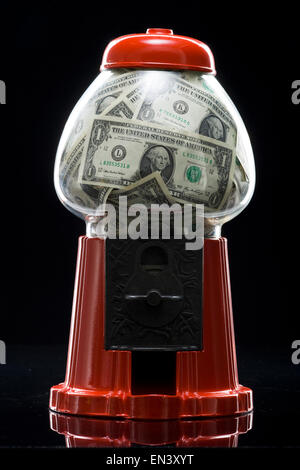 Gumball machine voller Geld Stockfoto