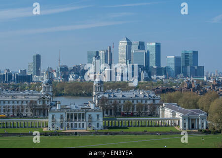 Blick vom Greenwich Park zeigt Greenwich University und (über die Themse) The Isle of Dogs. Stockfoto