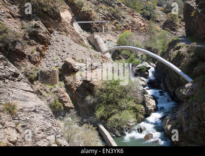 Rohrleitung für HEP Strom Erzeugung Fluss Rio Poqueira Schlucht Tal, hohe Alpujarras, Sierra Nevada, Provinz Granada, Spanien Stockfoto