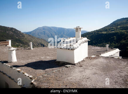 Traditionelle Dächer und Kamine der Häuser im Dorf Capileira, hohe Alpujarras, Sierra Nevada, Provinz Granada, Spanien Stockfoto