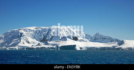 Panoramablick auf schneebedeckte Berge Brabant Insel antarktischen Halbinsel Antarktis Stockfoto