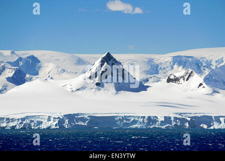 Schneebedeckte konische Spitze antarktischen Halbinsel Antarktis Stockfoto