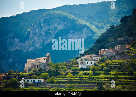 Italien, Küste von Amalfi, Ravello, Stadt, Gebäude auf Hügel Stockfoto