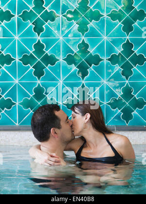 Italien, Küste von Amalfi, Ravello, älteres Paar küssen im Schwimmbad Stockfoto