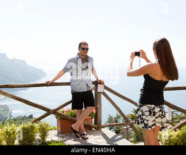 Italien, Küste von Amalfi, Ravello, Frau unter Bild der Männer Stockfoto