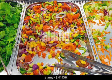 Verschiedene Salate mit verschiedenen Zutaten am buffet Stockfoto