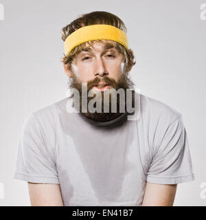 bärtiger Mann trägt eine Stirnband Stockfoto
