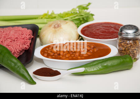 Frische Chili Zutaten wie Fleisch, Bohnen, Soße, Zwiebeln, Sellerie, Pfeffer grün Poblano Paprika und getrockneten Chili Stockfoto