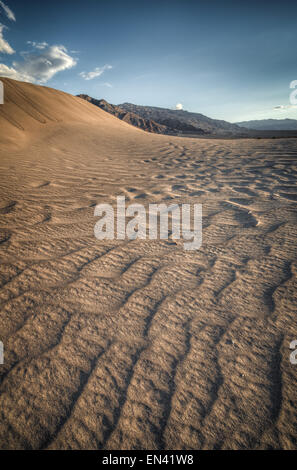 Sanddüne sehen aus wie eine Welle im Death Valley Scienic Blick in HDR Stockfoto