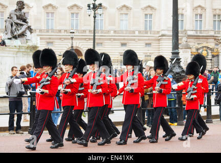 LONDON - 13.April: Queen es Wachen am Buckingham Palace am 13. April 2015 in London, Vereinigtes Königreich. Stockfoto