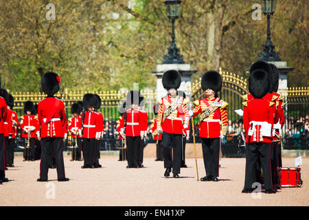 LONDON - 13.April: Queen es Wachen am Buckingham Palace am 13. April 2015 in London, Vereinigtes Königreich. Stockfoto