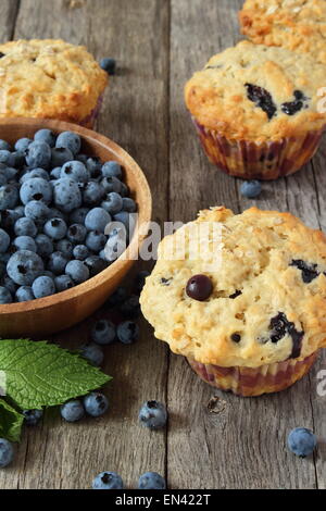 Blaubeer-Muffins auf altem Holz Stockfoto