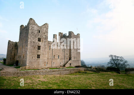 Bolton Castle, ein 14. Jahrhundert Burg in Burg Bolton Dorf, Wensleydale, Yorkshire Dales, UK Stockfoto