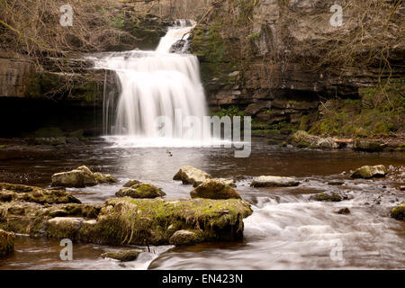 Kessel fällt auf Walden Beck im West Burton Village, North Yorkshire Dales National Park, UK Stockfoto