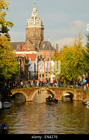 Ein Blick auf die 800-Jahr-alte Oude Kerk oder alte Kirche in der Rotlicht - Viertel von der historischen Altstadt von Amsterdam. Stockfoto