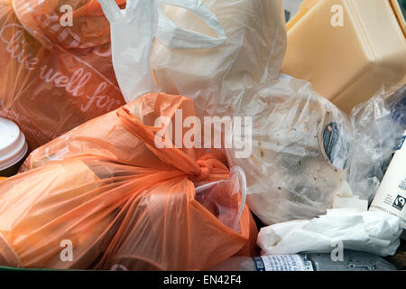 Plastiktüten voller Müll für die Deponie Stockfoto