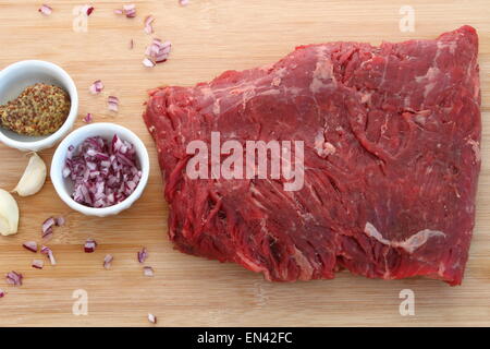 Rohe leer Steak mit Französisch, Schalotte, Senf und Knoblauch auf einem hölzernen Hintergrund Stockfoto