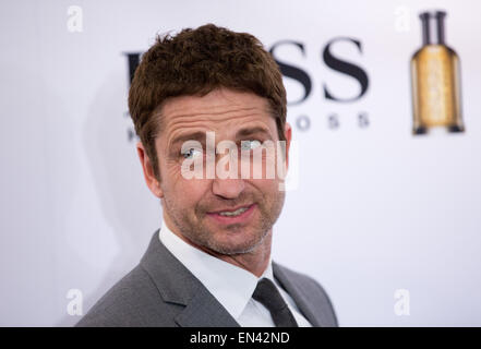 Hamburg, Deutschland. 25. April 2015. Schottischer Schauspieler Gerard Butler stellt während der Einführung eines neuen BOSS Parfums auf eine Douglas-Parfümerie in Hamburg, Deutschland, 25. April 2015. Butler, der das neue Gesicht von Hugo Boss Duft präsentiert das Unternehmen neues Parfüm "BOSS BOTTLED intensiv". Foto: Christian Charisius/Dpa/Alamy Live News Stockfoto