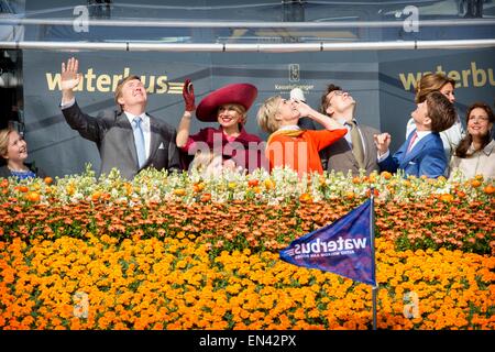 Dordrecht, Niederlande. 27. April 2015. König Willem-Alexander der Niederlande, Königin Maxima, Prinzessin Laurentien, Prinz Constantijn Prinz Constantijn, Prinz Maurits und Prinzessin Anita besuchen die Königstag Feier in Dordrecht, Niederlande, 27. April 2015. Bildnachweis: Dpa picture Alliance/Alamy Live News Stockfoto