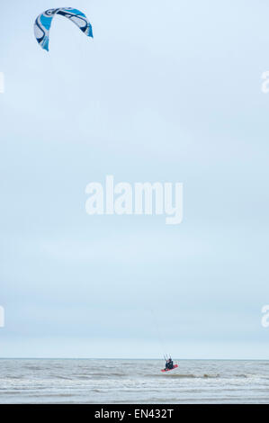 Eastbourne, Vereinigtes Königreich. 25. April 2015. UK Wetter: Ein Mann Kite-surfen, nimmt an der Luft auf einen angenehmen Frühling Nachmittag in Eastbourne an Englands Südküste. © Stephen Chung / Alamy Live News Stockfoto