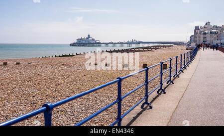 Eastbourne, Vereinigtes Königreich. 25. April 2015. UK-Wetter: Die Promenade übergibt den Kiesstrand mit Buhnen und Köpfe für die Pier an einem angenehmen Frühling Nachmittag in Eastbourne an Englands Südküste. © Stephen Chung / Alamy Live News Stockfoto