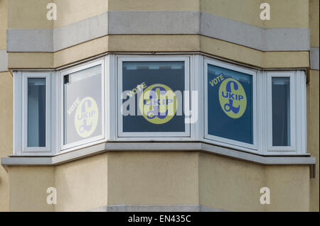 Eastbourne, Vereinigtes Königreich. 25. April 2015. Zeichen unterstützt die United Kingdom Independence Party (UKIP), vor den bevorstehenden Parlamentswahlen in den Fenstern einer Wohnung direkt am Meer in Eastbourne an Englands Südküste gesehen. © Stephen Chung / Alamy Live News Stockfoto