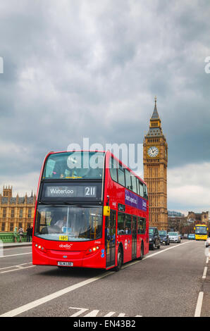 LONDON - 4 APRIL: Kultigen roten Doppeldecker-Bus am 4. April 2015 in London, Vereinigtes Königreich. Der London-Bus ist eine von Londons Hauptikonen Stockfoto