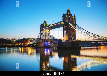 Tower Bridge in London, Grossbritannien am Morgen Stockfoto